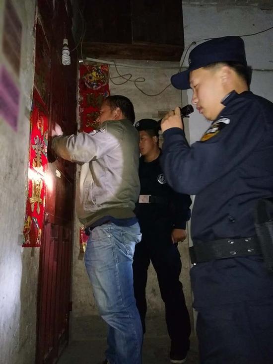 阿坝粗心妈妈误将幼女锁家中 