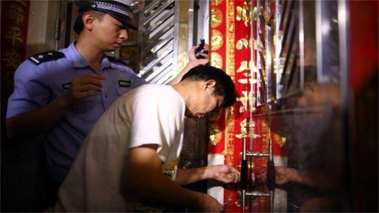 阿坝请开锁师傅开了锁后，师傅